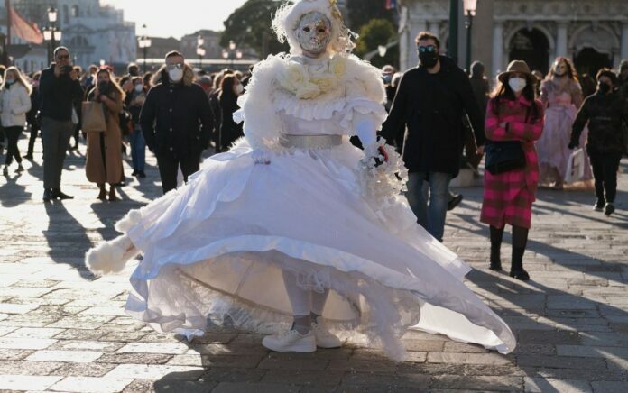 COVID Mereda, Venesia Kembali Gelar 'Karnaval Harapan'