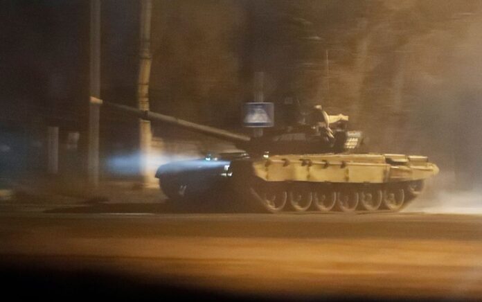 Sebuah tank melaju di sepanjang jalan setelah Presiden Rusia Vladimir Putin memerintahkan pengerahan pasukan Rusia ke dua wilayah yang memisahkan diri di Ukraina timur setelah pengakuan kemerdekaan mereka, di kota Donetsk yang dikuasai separatis, Ukraina 22 Februari 2022. Foto: Reuters.