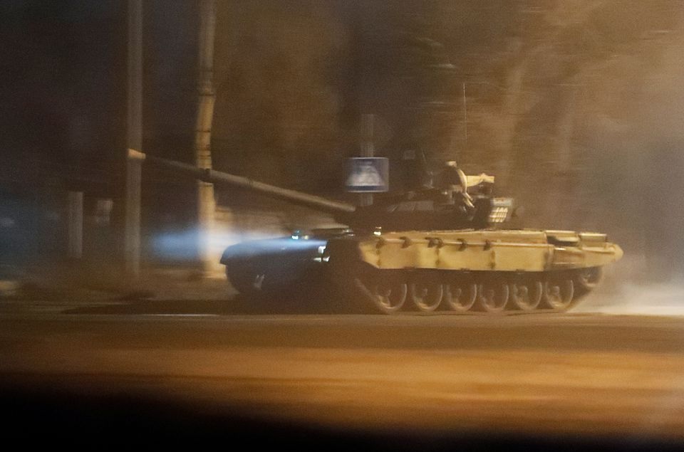 Sebuah tank melaju di sepanjang jalan setelah Presiden Rusia Vladimir Putin memerintahkan pengerahan pasukan Rusia ke dua wilayah yang memisahkan diri di Ukraina timur setelah pengakuan kemerdekaan mereka, di kota Donetsk yang dikuasai separatis, Ukraina 22 Februari 2022. Foto: Reuters.