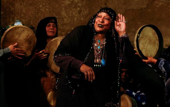 Dipimpin Seorang Wanita, Grup Musik Ansambel Mesir Tetap Hidup