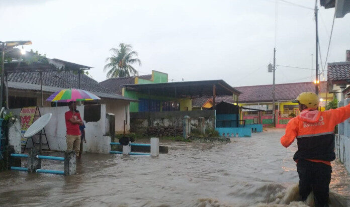 Tim Satgas Penanggulangan Bencana (PB) BPBD Kabupaten Brebes melakukan upaya percepatan penanganan banjir bandang di Kabupaten Bumiayu, Jawa Tengah, Sabtu (26/2).