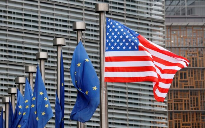 Bendera AS dan UE di Brussel. Foto: Reuters.