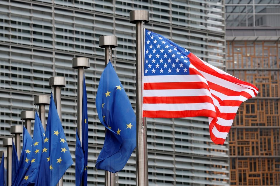 Bendera AS dan UE di Brussel. Foto: Reuters.
