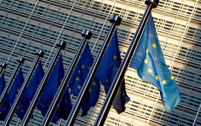 Bendera Uni Eropa terlihat di luar markas Komisi Uni Eropa di Brussels, Belgia 14 November 2018. Foto: Reuters.