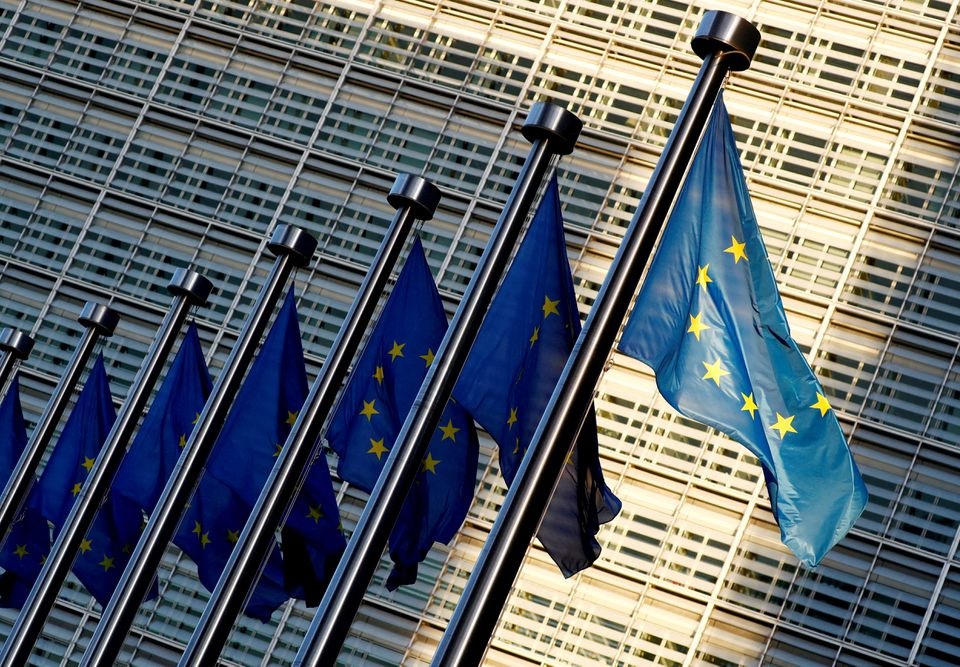 Bendera Uni Eropa terlihat di luar markas Komisi Uni Eropa di Brussels, Belgia 14 November 2018. Foto: Reuters.