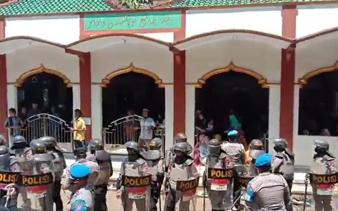 Aparat kepolisian mendatangi warga wadas saat sedang melakukan mujahadah dan beribadah di masjid setempat.