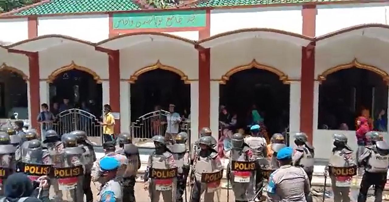 Aparat kepolisian mendatangi warga wadas saat sedang melakukan mujahadah dan beribadah di masjid setempat.