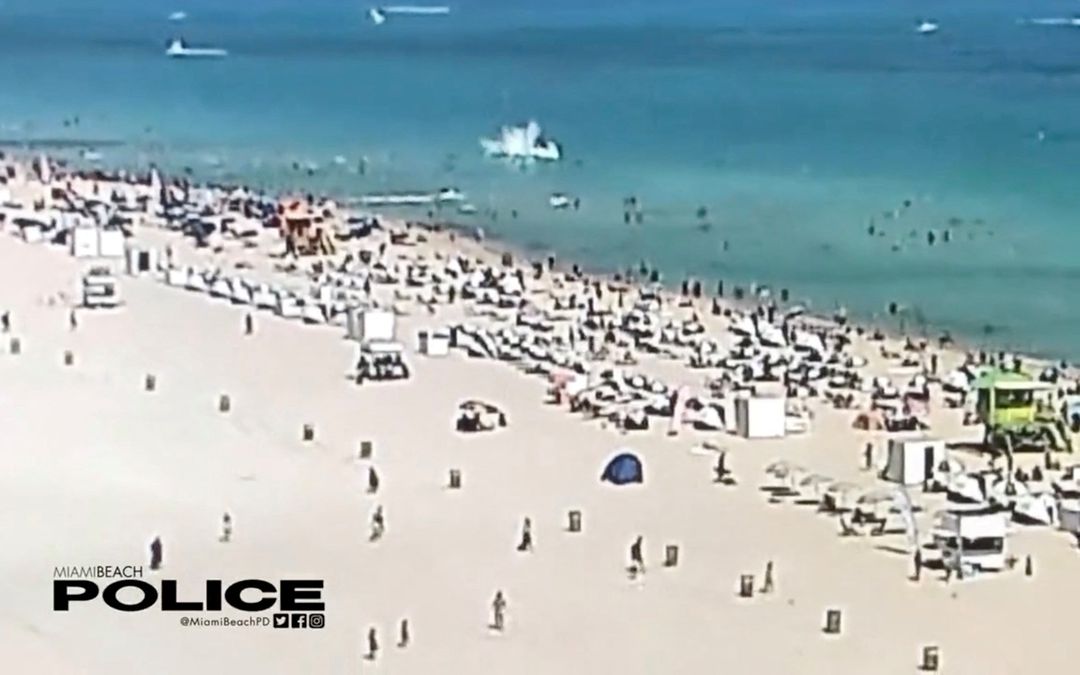 Helikopter Jatuh di Pantai Miami yang Penuh Wisatawan