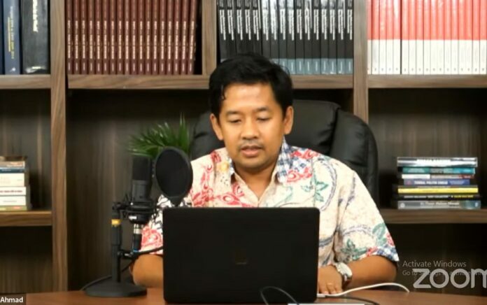 Manager Program Saiful Mujani Research and Consulting (SMRC), Saidiman Ahmad sampaikan rilis hasil survei terbaru SMRC secara daring melalui channel YouTube SMRC TV.