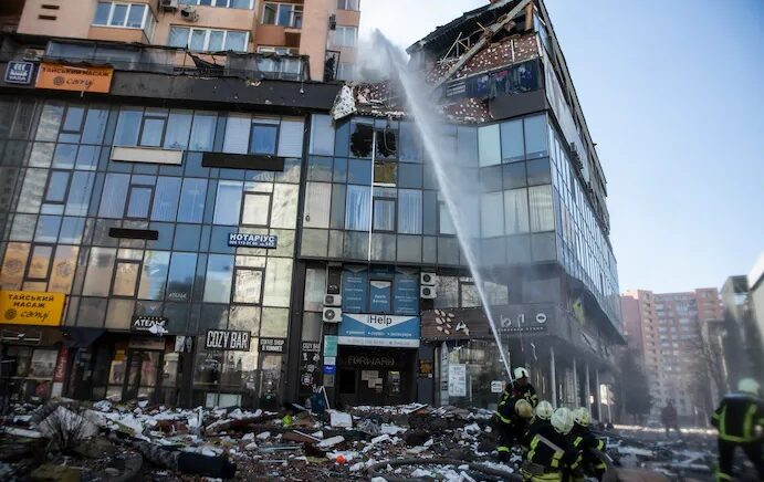 Petugas pemadam kebakaran bekerja di daerah perumahan Kyiv, Ukraina, yang dirusak oleh serangan rudal pada 26 Februari. Foto: Heidi Levine/The Washington Post.