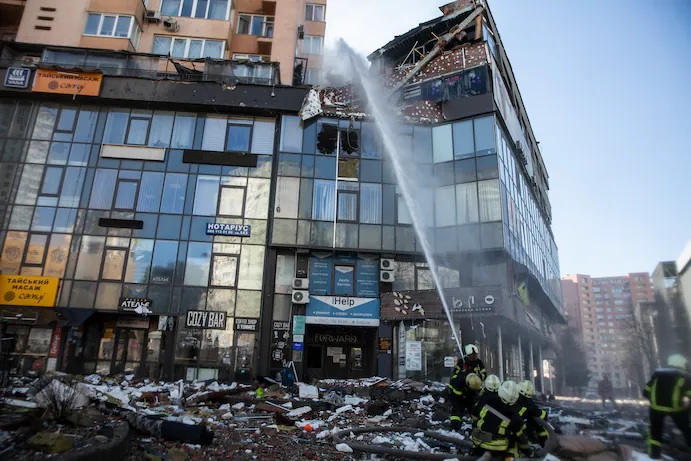 Petugas pemadam kebakaran bekerja di daerah perumahan Kyiv, Ukraina, yang dirusak oleh serangan rudal pada 26 Februari. Foto: Heidi Levine/The Washington Post.