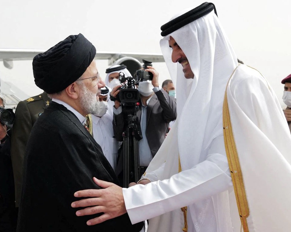 Emir Qatar Sheikh Tamim bin Hamad Al-Thani menerima Presiden Iran Ebrahim Raisi, di Doha, Qatar, 21 Februari 2022. Foto: HO via Reuters.
