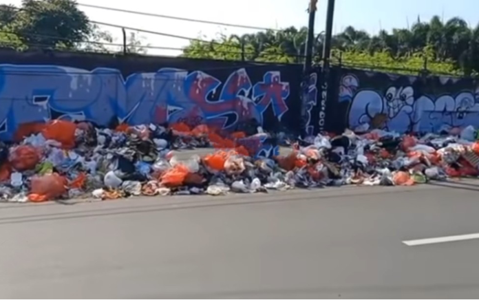 Sampah Berserakan di Pinggir Jalan Raden Saleh, Warga Keluhkan Bau Menyengat