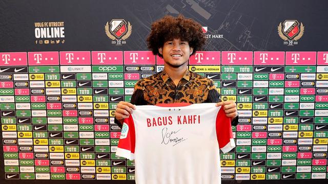 agus Kahfi mengenakan batik saat menandatangani kontrak bersama FC Utrecht. (Doc FC Utrecht).