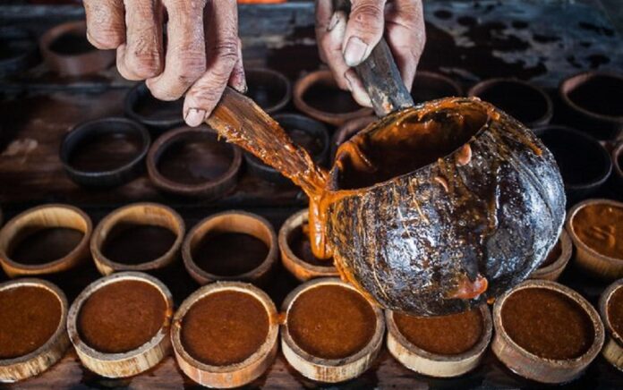 Proses produksi gula merah. (Foto: Istimewa)