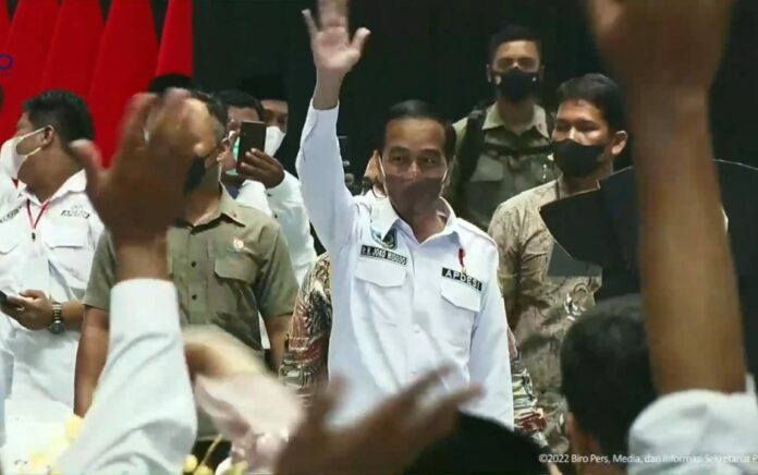 Presiden Jokowi hadiri acara Silaturahim Nasional Asosiasi Pemerintah Desa Indonesia (APDESI) 2022, di Istora Senayan, Jakarta (29/3). (Foto: Tangkap Layar)