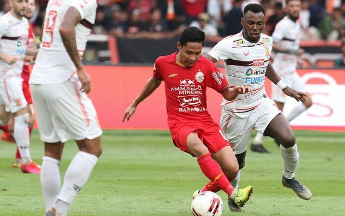 Evan Dimas (jersey merah) menjadi pemain termahal Indonesia yang mencapai harga Rp5,65 miliar (foto: istimewa)