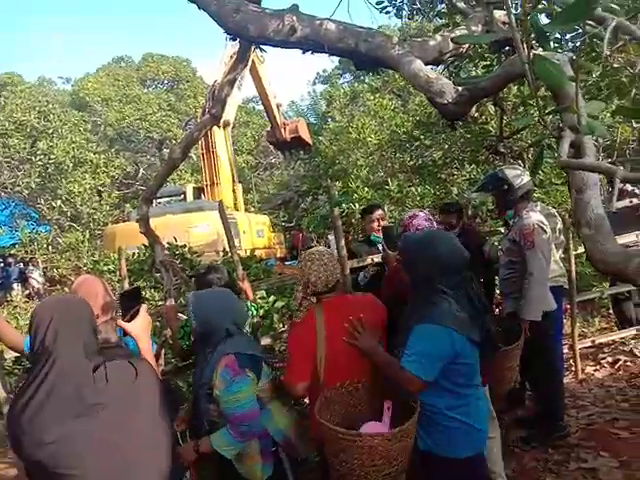 Warga Desa Roko-Roko Raya, Konawe Kepulauan, Sulawesi Tenggara, hadang penerobosan lahan yang dilakukan PT GKP. (Foto: Dok. Istimewa)