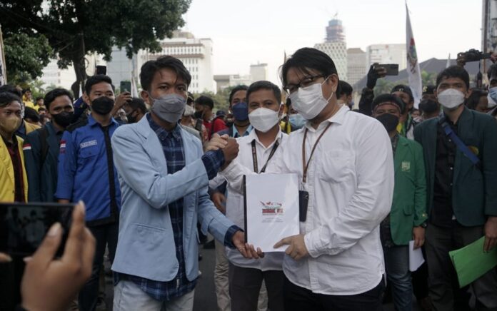 Tim Kantor Staf Presiden (KSP) temui massa aksi Badan Eksekutif Mahasiswa Seluruh Indonesia (BEM-SI), di kawasan patung kuda, Jakarta, Senin (28/3). (Foto: Istimewa)