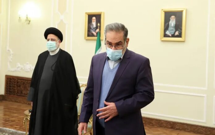 Sekretaris Dewan Keamanan Nasional Tertinggi Iran Ali Shamkhani berdiri di samping Presiden Iran Ebrahim Raisi sebelum pertemuan dengan penasihat keamanan nasional utama UEA Sheikh Tahnoon bin Zayed Al Nahyan di Teheran, Iran, 6 Desember 2021. Foto: Reuters.