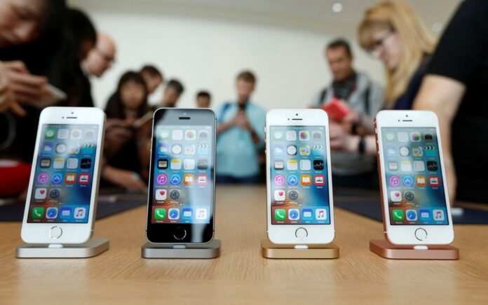 IPhone SE baru terlihat dipajang dalam sebuah acara di kantor pusat Apple di Cupertino, California, 21 Maret 2016. Foto: Reuters.