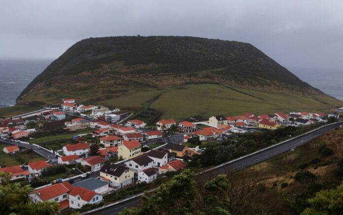 Pemandangan umum menunjukkan kota Velas di pulau Sao Jorge, di mana gempa bumi kecil telah tercatat, Azores, Portugal, 25 Maret 2022. Foto: Reuters.