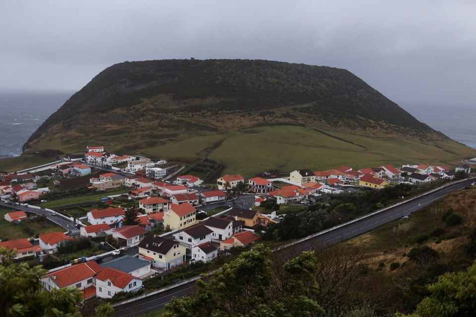 Pemandangan umum menunjukkan kota Velas di pulau Sao Jorge, di mana gempa bumi kecil telah tercatat, Azores, Portugal, 25 Maret 2022. Foto: Reuters.