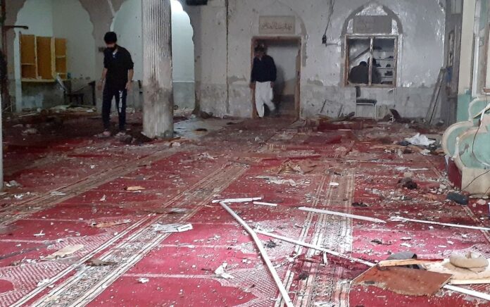 Relawan memeriksa lokasi ledakan di dalam masjid di Peshawar, Pakistan, pada hari Jumat (4/3). Foto: Muhammad Sajjad/AP.