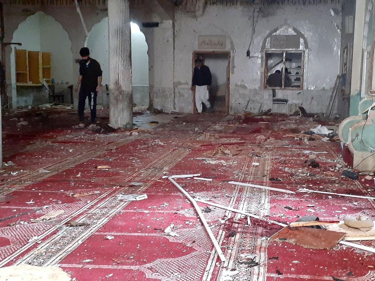 Relawan memeriksa lokasi ledakan di dalam masjid di Peshawar, Pakistan, pada hari Jumat (4/3). Foto: Muhammad Sajjad/AP.