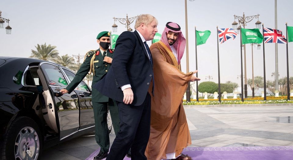 Perdana Menteri Inggris Boris Johnson disambut oleh Putra Mahkota Saudi, Mohammed bin Salman di Riyadh, Arab Saudi, 16 Maret 2022. Foto: Reuters.