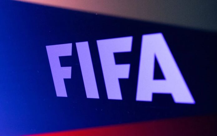 Logo FIFA ditampilkan di depan bendera Rusia dalam ilustrasi yang diambil, 28 Februari 2022. Foto: Reuters.