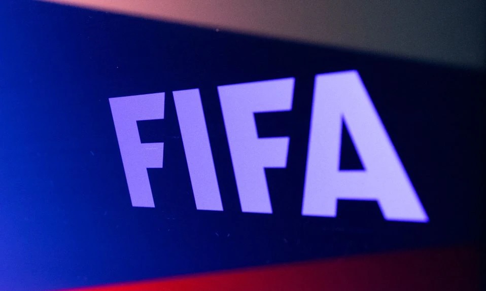 Logo FIFA ditampilkan di depan bendera Rusia dalam ilustrasi yang diambil, 28 Februari 2022. Foto: Reuters.