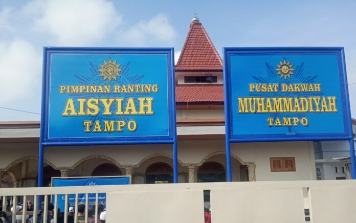 Dua papan Nama Muhammadiyah, di Masjid Al Hidayah Desa Tampo, Kecamatan Cluring, Banyuwangi. (Foto: Dok. @LHKP_PPMuh)