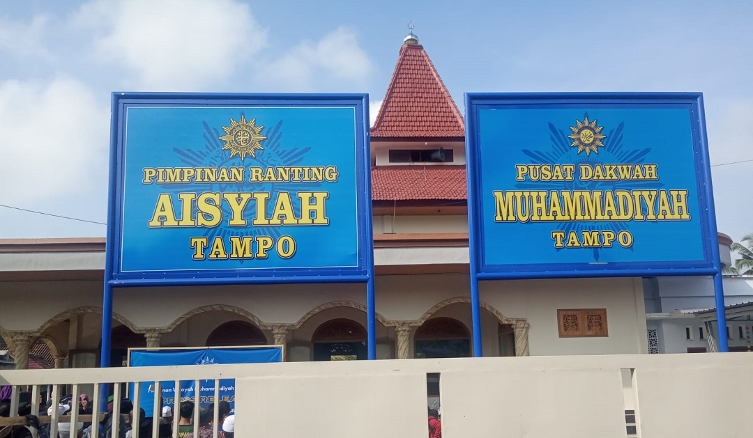 Dua papan Nama Muhammadiyah, di Masjid Al Hidayah Desa Tampo, Kecamatan Cluring, Banyuwangi. (Foto: Dok. @LHKP_PPMuh)