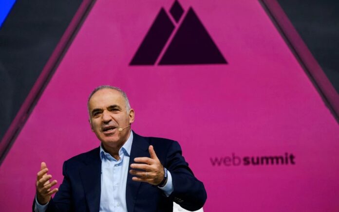 Garry Kasparov berbicara selama Web Summit, konferensi teknologi terbesar di Eropa, di Lisbon, Portugal, 3 November 2021. Foto: Reuters.