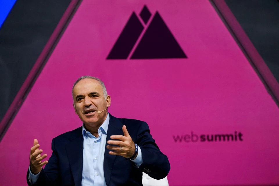 Garry Kasparov berbicara selama Web Summit, konferensi teknologi terbesar di Eropa, di Lisbon, Portugal, 3 November 2021. Foto: Reuters.