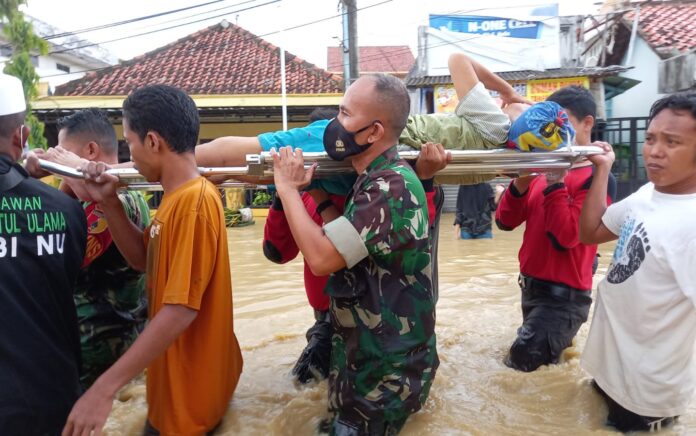 Warga Terdampak Banjir di Pamekasan di Evakuasi