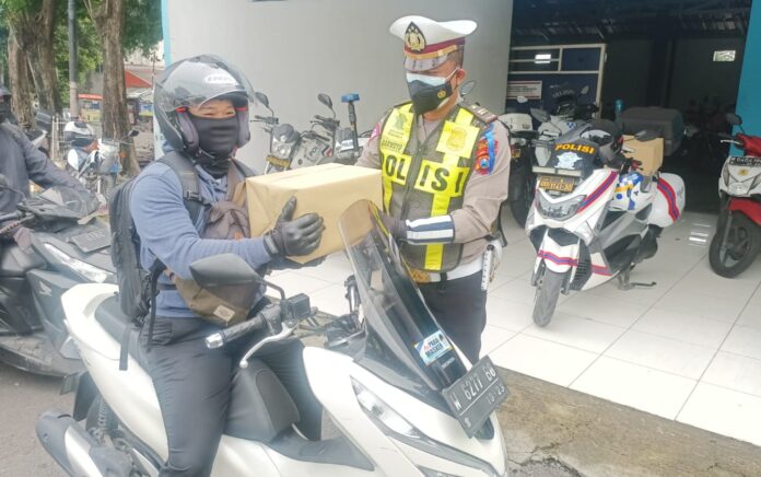 Pengendara Tertib Berlalu Lintas, Polres Gresik Beri Hadiah Paket Sembako