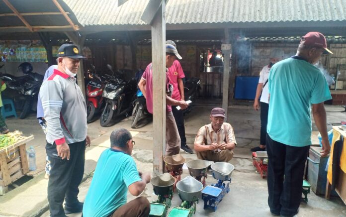 Antisipasi Kecurangan, Timbangan Milik Pedagang Pasar di Gresik Ditera Ulang