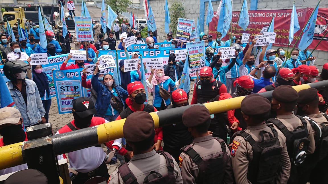 Buntut Persekusi Buruh, Ratusan Massa Serikat Pekerja Geruduk PT GMCP Gresik
