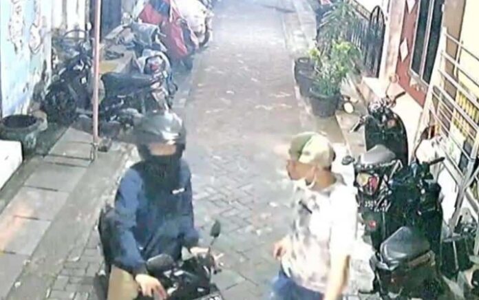 Aksi Curanmor Terekam CCTV, Dua Pelaku Gasak Motor Guru TK di Gresik