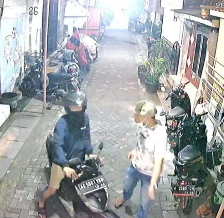 Aksi Curanmor Terekam CCTV, Dua Pelaku Gasak Motor Guru TK di Gresik