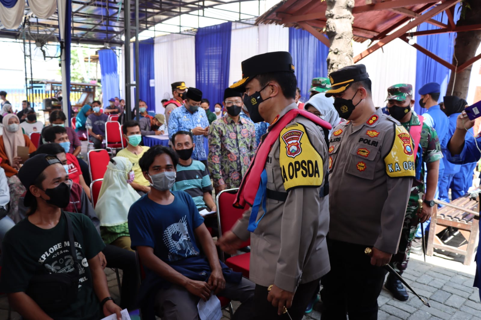 Kapolda Jatim Cek Vaksinasi Masyarakat Pesisir di Gresik