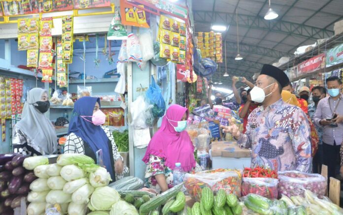 Sidak Pasar dan Swalayan, Bupati Gresik Temukan Minyak Goreng Masih Langka