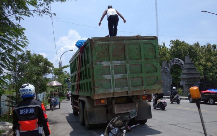 Angkut Muatan Tanpa Tutup Terpal, Dump Truk Galian C di Gresik Dihentikan