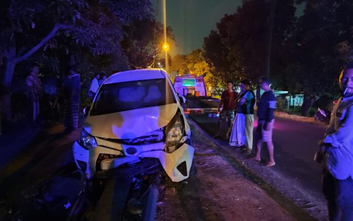 Penyakit Epilepsi Kambuh, Pengendara Mobil Tabrak Motor dan PJU di Gresik