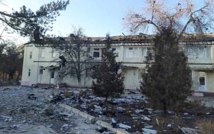 Sebuah rumah sakit yang rusak akibat penembakan, di Sievierodonetsk di wilayah Luhansk timur Ukraina. Foto: Handout via Reuters.