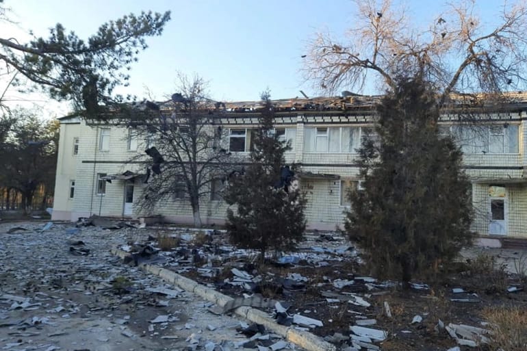 Sebuah rumah sakit yang rusak akibat penembakan, di Sievierodonetsk di wilayah Luhansk timur Ukraina. Foto: Handout via Reuters.
