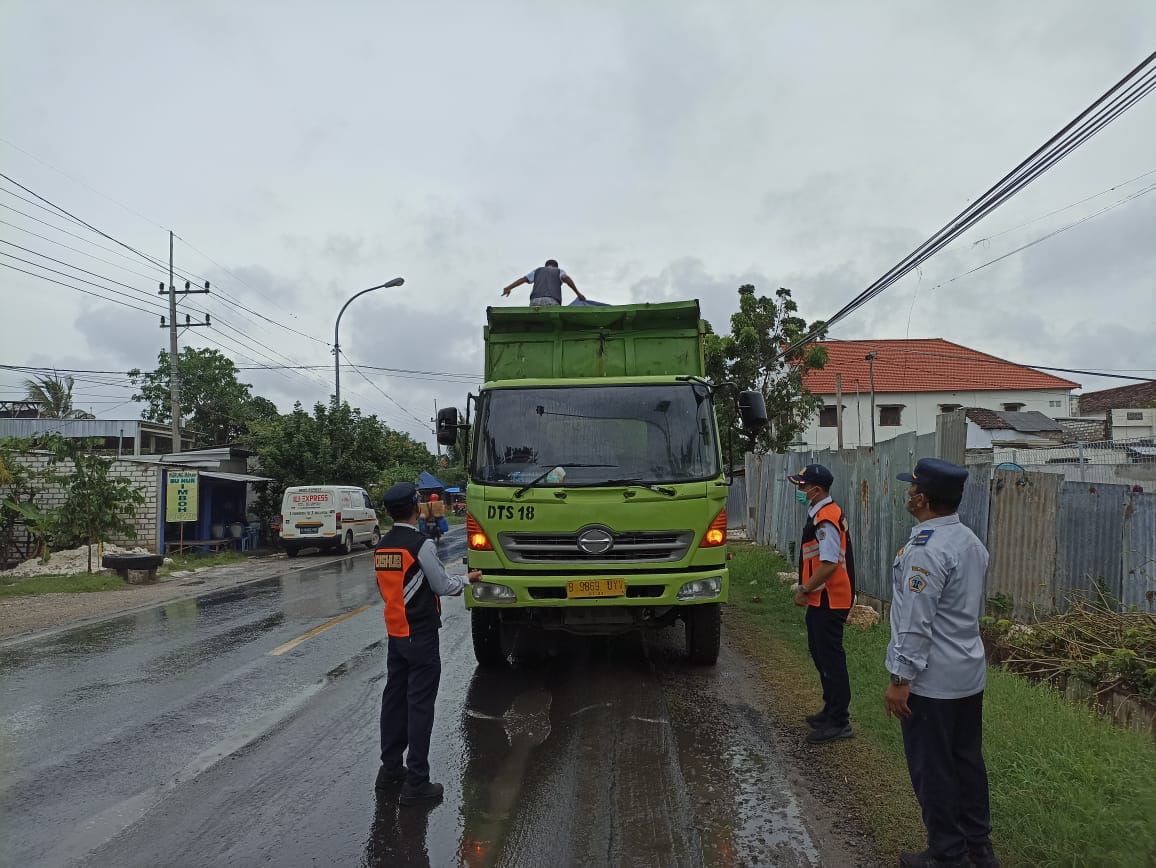 Jalankan Intruksi Bupati, Dishub Gresik Gencar Operasi Dump Truk Galian C Bak Terbuka