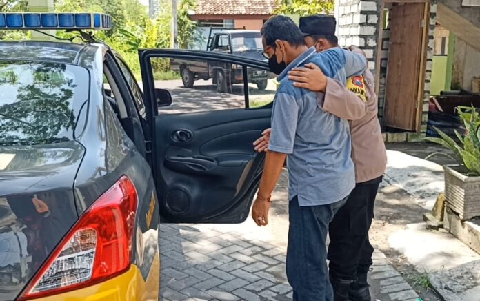 Mulia Banget, Bhabinkamtibmas di Gresik ini Antar Warga Sakit Jemput Bantuan